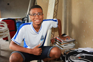 Ismael - estudante que ira a Suécia - Vencedor da Olimpiada de portugues das escolas Municipais  de Itaboraí -  (4)