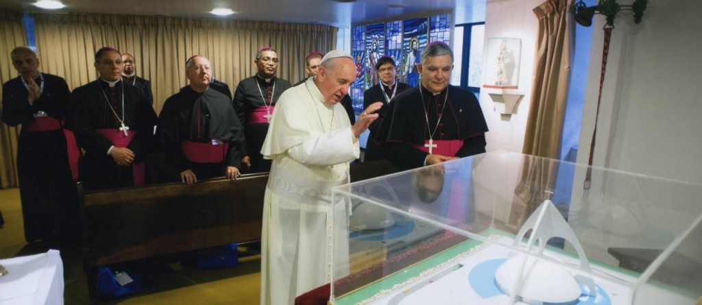 O Papa abençoou a maquete da Catedral
