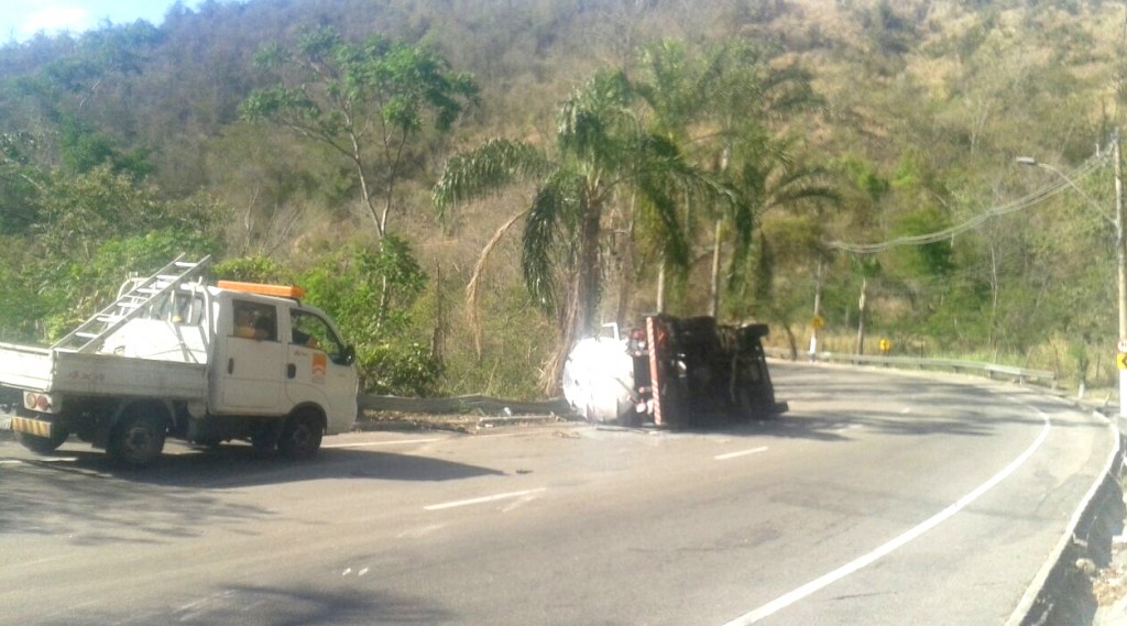 Na Estrada Velha de Itaipu, caminhão tombado (Foto: NitTrans)