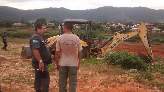 Agentes do Parque Estadual da Serra da Tiririca e policiais da Upam Tiririca interromperam o desmatamento em área de preservação permanente
