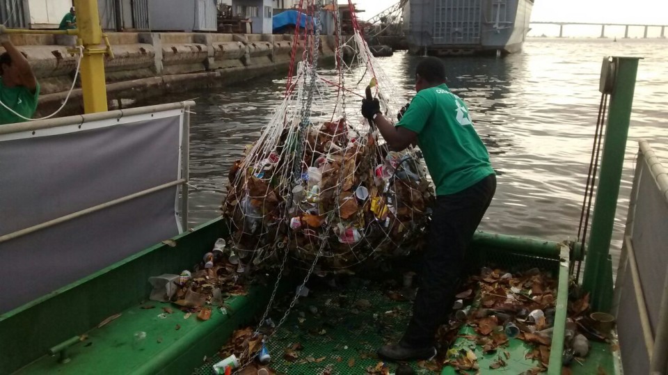 Ecoboat e lixo recolhido na Baía