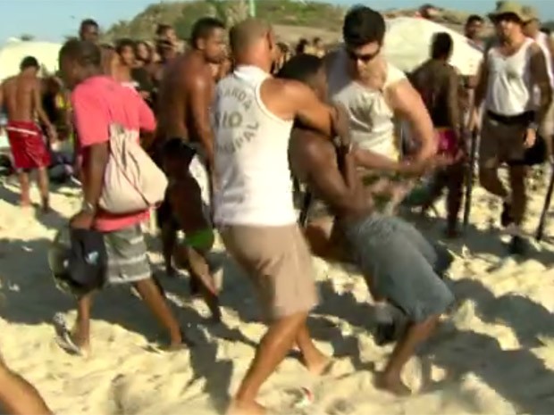 Verão de 2015 teve cenas de tumulto nas praias do Rio (Foto: Reprodução/TV Globo)