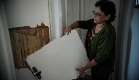 Moradora de prédio vizinho, Maria das Neves Barreto mostra os danos com o impacto da explosão