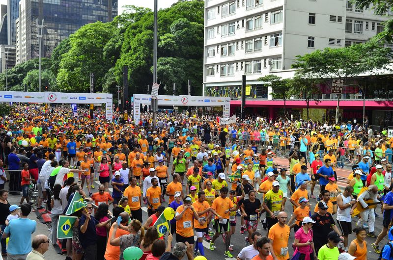 Milhares de pessoas, entre corredores profissionais e atletas amadores, participam da 91ª edição da Corrida Internacional de São Silvestre (Rovena Rosa/Agência Brasil)