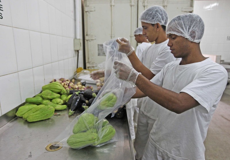 16/08/2012 - Banco de Alimentos do Ceasa doa de 50 a 80 toneladas de verduras, legumes e frutas por mês. Foto Marcelo Horn
