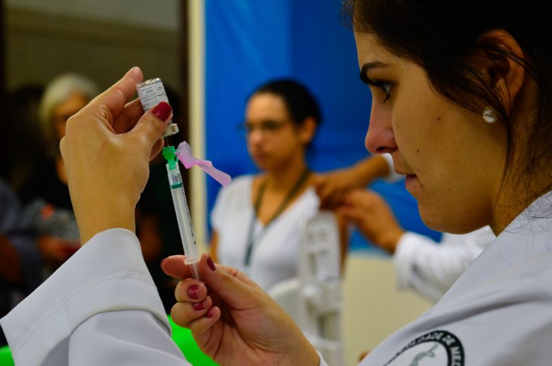 São Paulo vacina profissionais de saúde contra H1N1