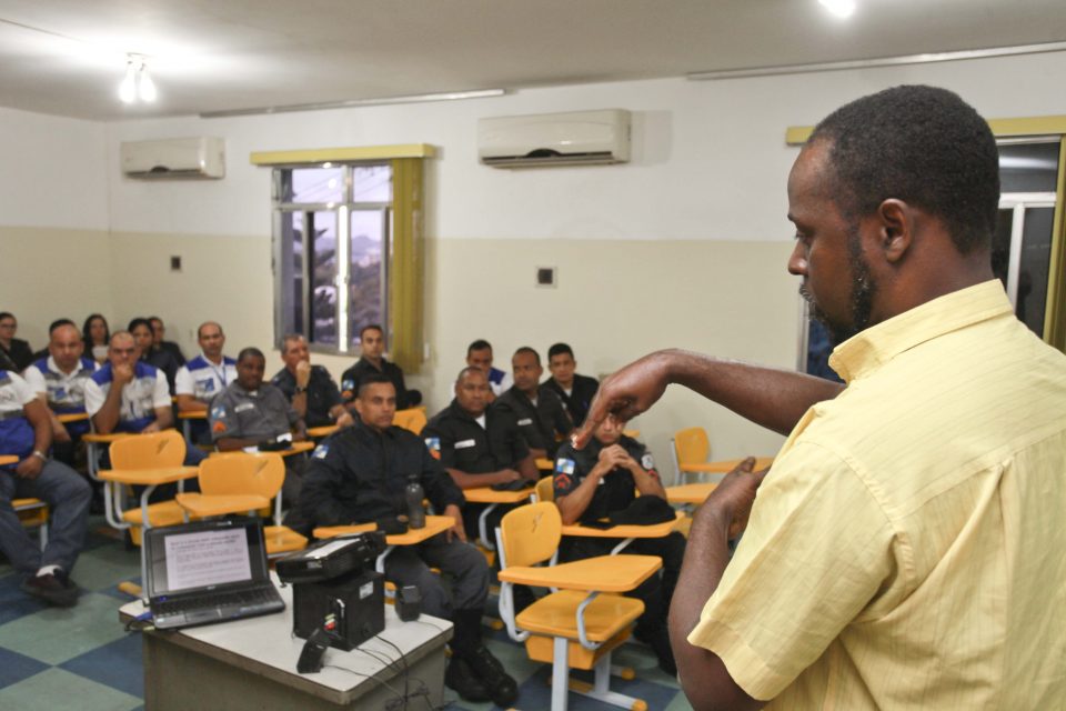 Lei Seca realiza treinamento para abordagem de deficientes auditivos (Clarice Castro / Divulgação)