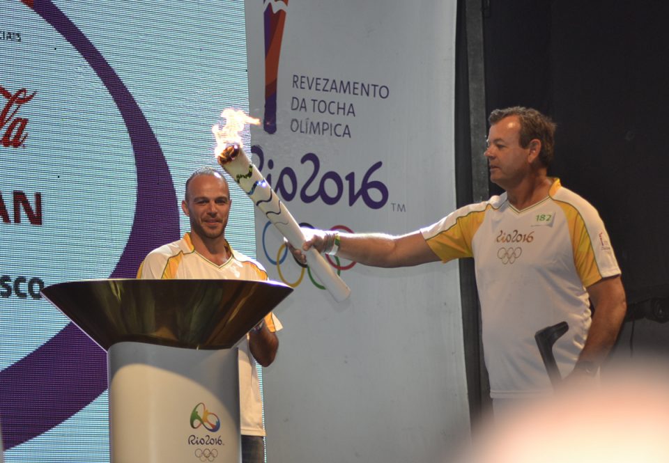 Ex-medalhista olímpico, Lars Grael acende a pira olímpica em Niterói (Correio da Cidade Online)
