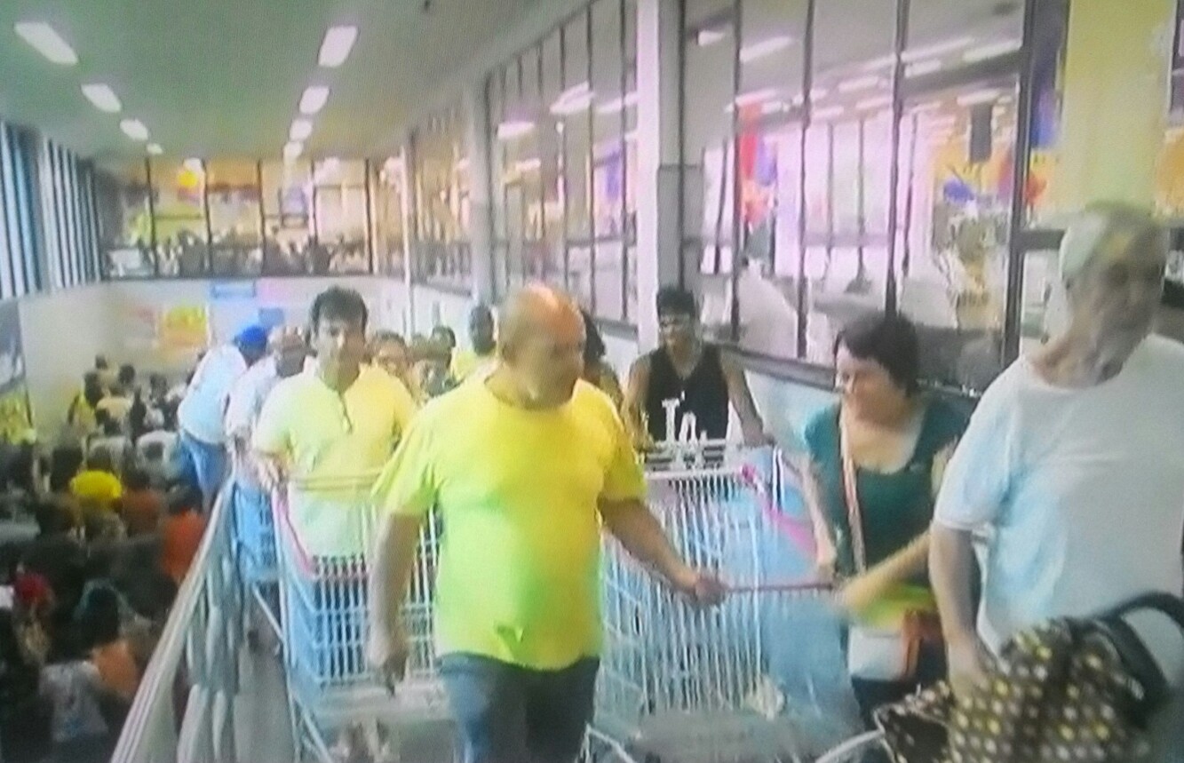 Tumulto marcou abertura da loja no Centro de Niterói (Reprodução)