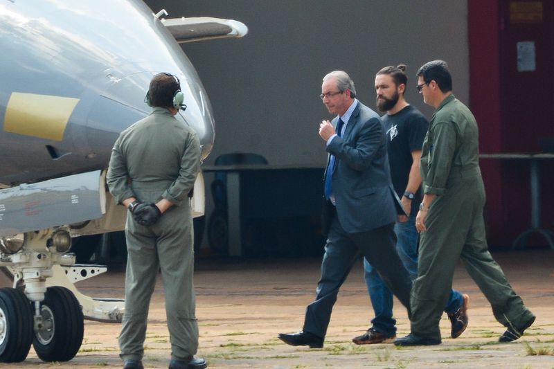 O ex-presidente da Câmara dos Deputados, Eduardo Cunha, embarca para Curitiba após ser preso pela Polícia Federal. (Wilson Dias/Agência Brasil)