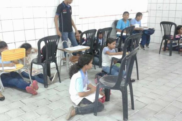 Estudantes tiveram de sentar no chão em uma das escolas em FortalezaSindiute/Divulgação 