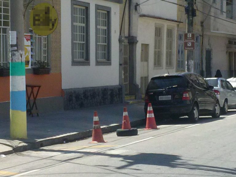 Comerciantes "reservam" vagas nos estacionamentos públicos, o que é proibido por lei (Foto: divulgação)