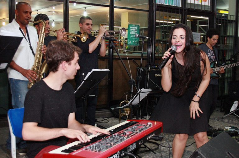 Eletronaipe e Myra Calado encantam público em parceria (Foto: Luiz Carvalho)