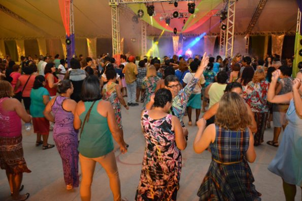 Idosos do Vida em Movimento na festa Dancing Days (Foto Sandro Giron)