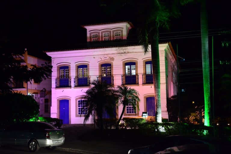 Prédios públicos ganham cor da campanha, realizada até o fim do mês na rede municipal de saúde (Foto: Edimilson Domingos)