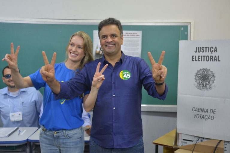 Em BH, Aécio vota acompanhado da mulher e de aliados