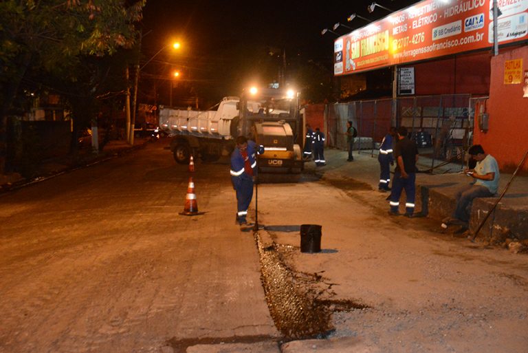 Prefeitura de Niterói está recapeando a Rua Alcebíades Pinto