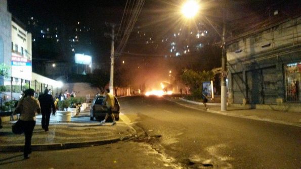 ônibus foi incendiado no túnel que liga Icaraí a São Francisco (Foto: Divulgação)