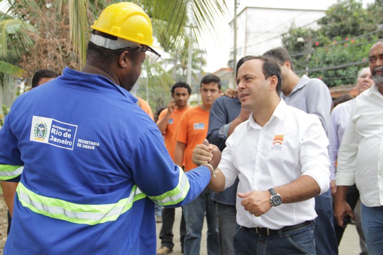 Prefeito vistoria obras de pavimentação e drenagem no Maravista (Luciana Carneiro)