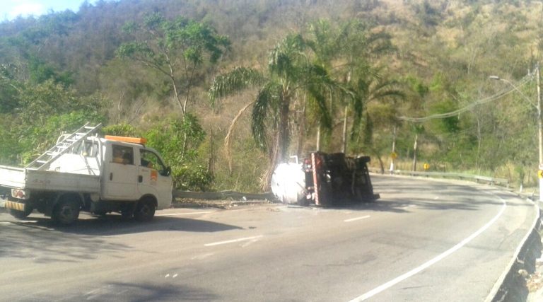 Na Estrada Velha de Itaipu, caminhão tombado. 