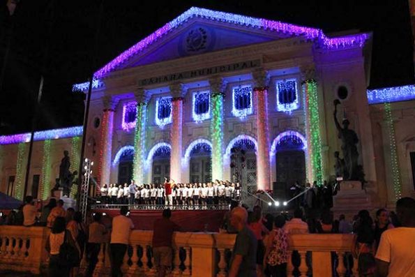 Câmara de Niterói inaugura iluminação especial de Natal durante apresentação de corais