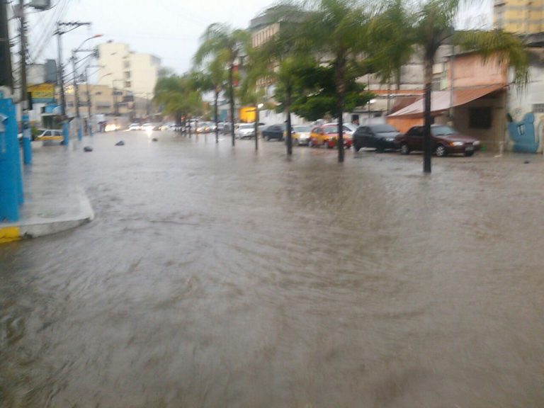 Chuva de meia hora alaga vários bairros de São Gonçalo