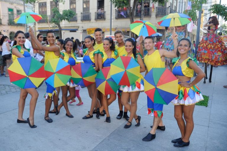 Blocos abrem carnaval não oficial do Rio e protestam contra excesso de regras