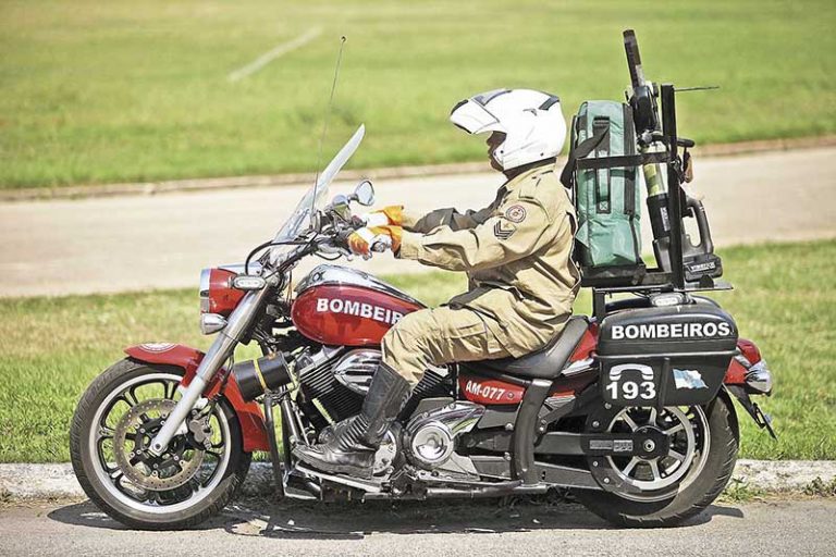 Bombeiros usam motocicletas para acelerar atendimentos no Rio.
