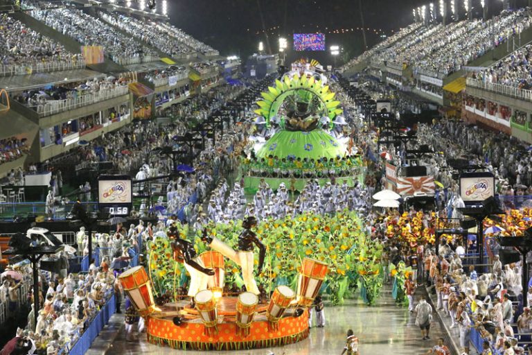 Viradouro abre desfile com muita chuva e homenagem a negros