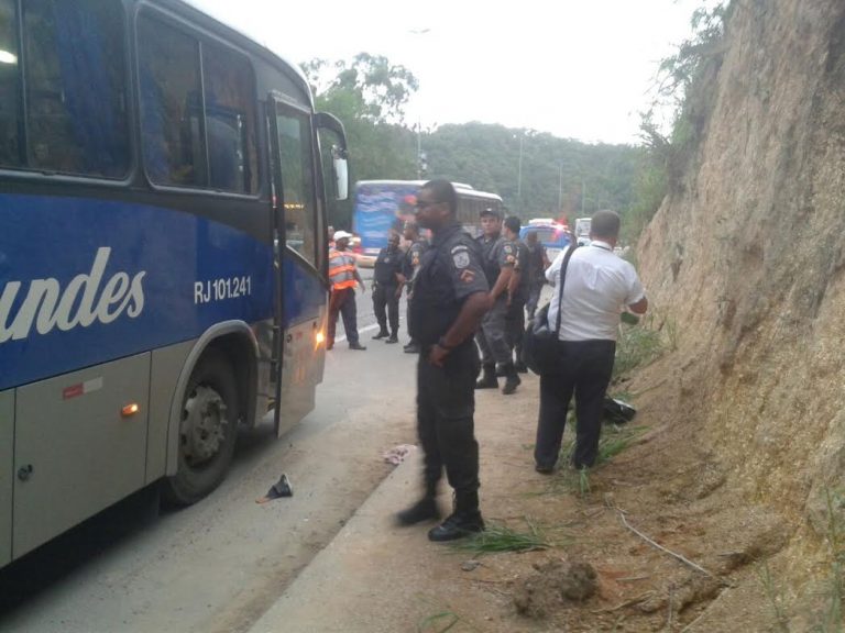 Passageiro reage a assalto e mata bandido dentro de ônibus
