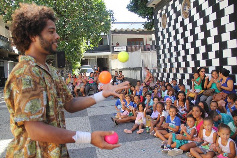 Espetáculo circense abre o ano letivo em São Gonçalo