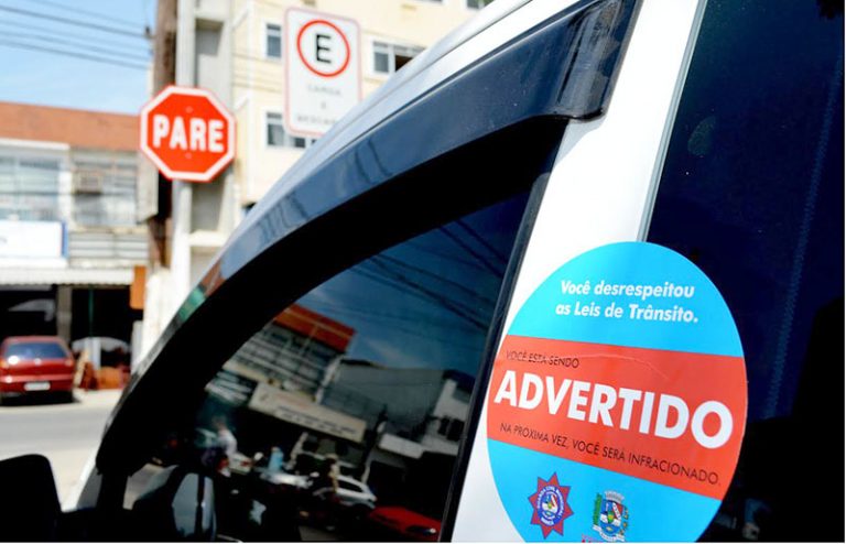 Carros estacionados irregularmente serão rebocados no Centro de Maricá