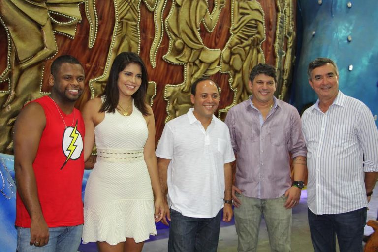 Prefeito Rodrigo Neves visita barracão da Viradouro