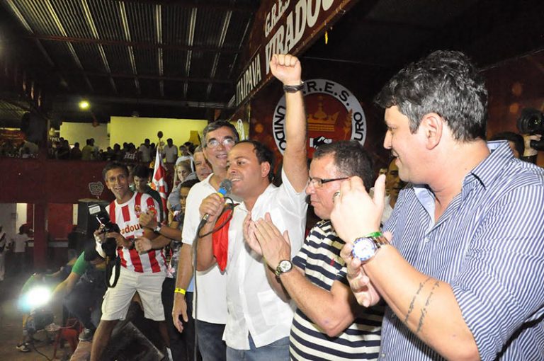 Prefeito Rodrigo Neves participa do último ensaio na quadra da Unidos da Viradouro