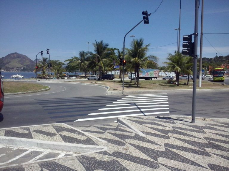 Faixa de travessia de pedestres é consertada em São Francisco