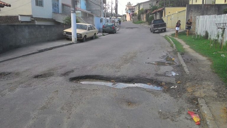 Leitor denuncia buraco em via movimentada de São Gonçalo