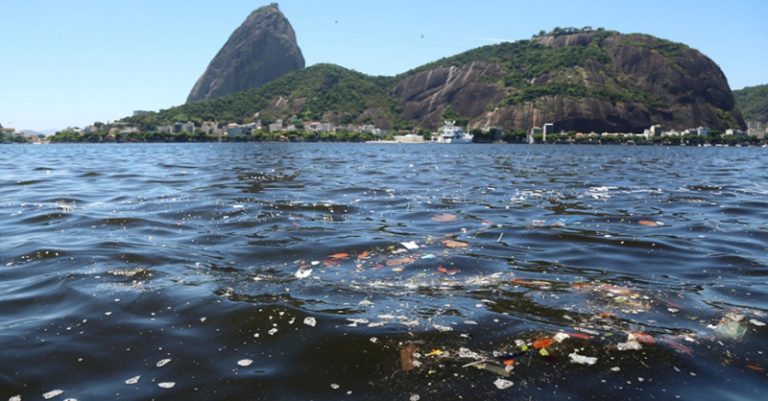Por ineficiência, programas de despoluição da Baía de Guanabara são suspensos