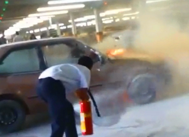 Carro pega fogo dentro do estacionamento de supermercado em Niterói