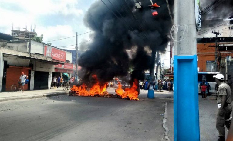 Protesto tumultua principais vias de Alcântara