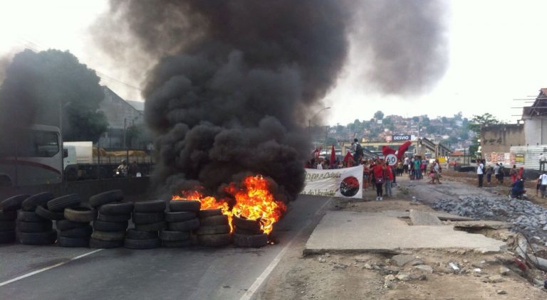 Protesto na Avenida do Contorno complica trânsito na manhã desta terça-feira (18)