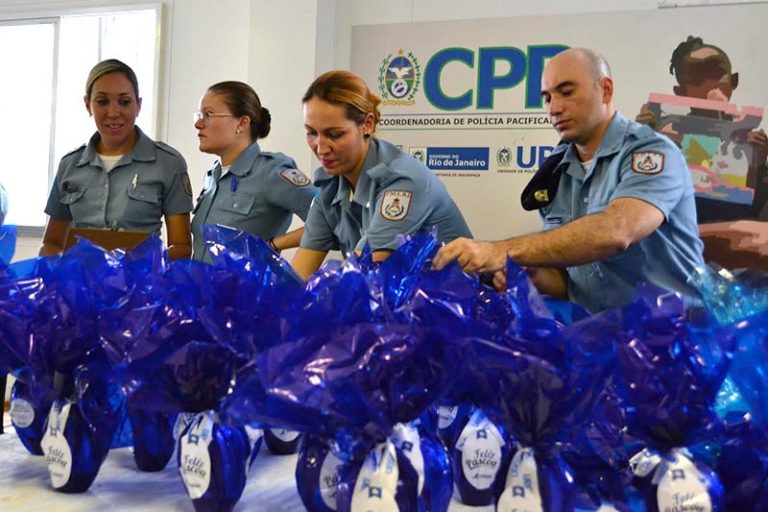 Companhia Integrada de Polícia de Proximidade participa da Páscoa Solidária nas UPPs
