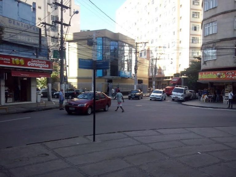 Após dia tenso, comércio volta a funcionar no Centro