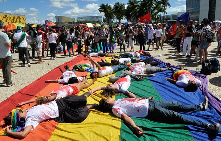 Falta de legislação federal dificulta combate à homofobia