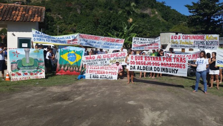 Moradores são retirados da Aldeia Imbuhy em Niterói