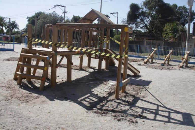 Prefeitura instala brinquedos em duas praças de Marambaia