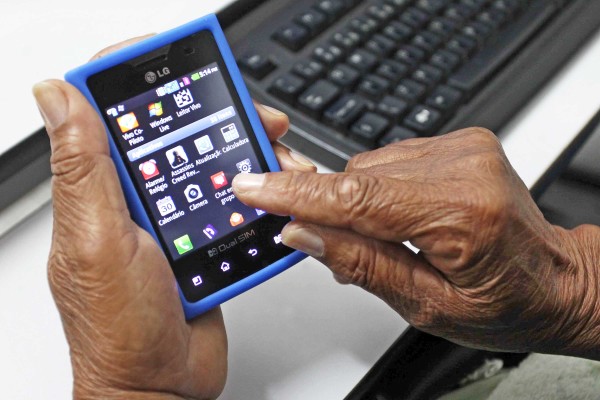 Curso gratuito ensina idosos a usarem smartphones, tablets e redes sociais