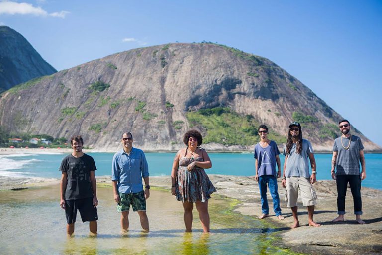 Banda de Niterói surpreende com reinvenções de músicas pop