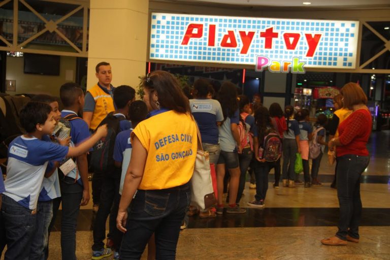 Defesa Civil realiza passeio para alunos do bairro Guaxindiba