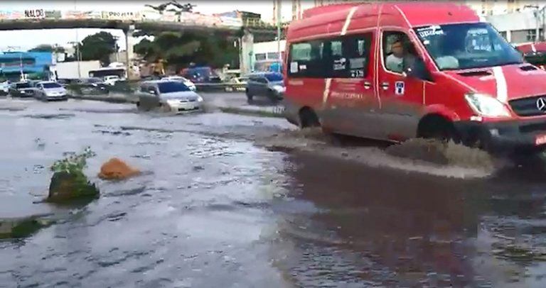 População sofre após chuvas em rua ‘abandonada’ pela Prefeitura de São Gonçalo