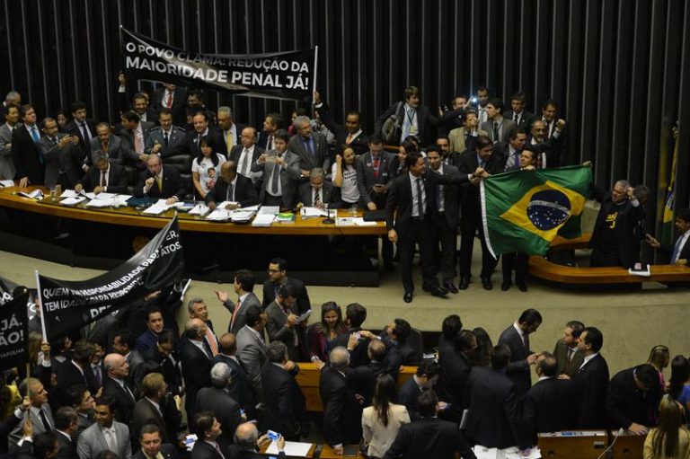 Câmara aprova nova proposta para reduzir maioridade penal